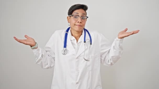 若いです美しいですヒスパニック女性医師立っていますClueless上の隔離された白い背景 — ストック動画