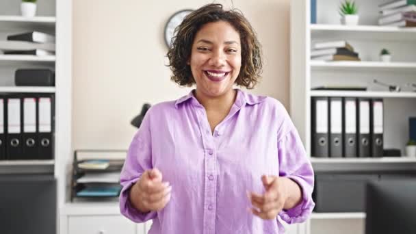 Νεαρή Όμορφη Λατίνα Γυναίκα Επιχειρηματίας Κάνει Αντίχειρες Επάνω Χειρονομία Χαμογελώντας — Αρχείο Βίντεο