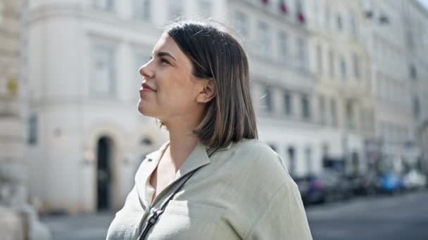 Genç Güzel Spanyol Kadın Gülümseyerek Viyana Sokaklarına Bakıyor — Stok video