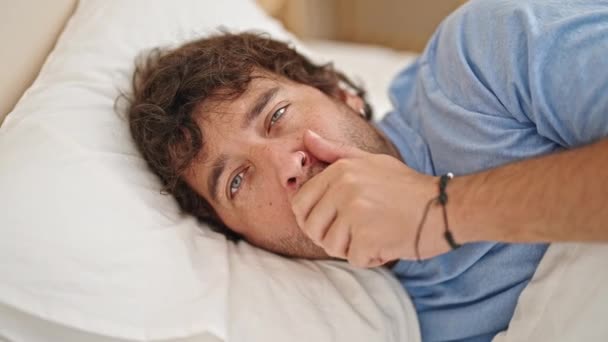 Молодий Іспаномовний Чоловік Лежить Ліжку Втомився Позіхання Спальні — стокове відео