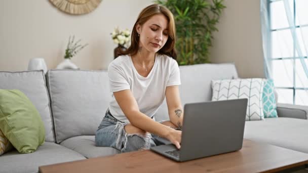 Jovem Mulher Usando Laptop Sentado Sofá Sofrendo Dor Estômago Casa — Vídeo de Stock