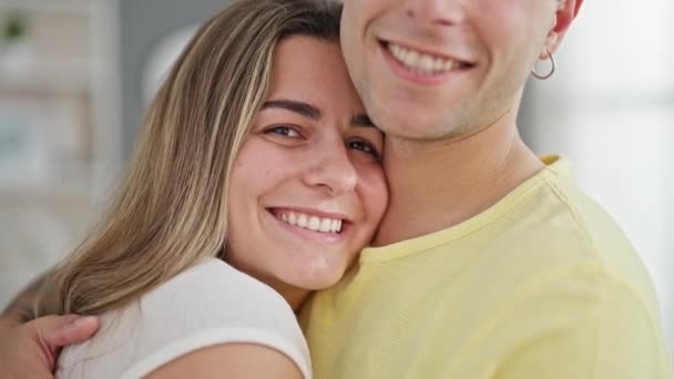 Beau Couple Souriant Confiant Embrassant Maison — Video