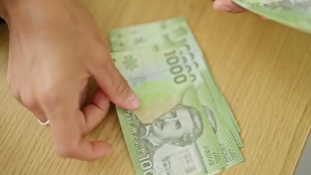 Mladá Krásná Hispánská Žena Počítající Chilské Pesos Bankovky Stolu — Stock video