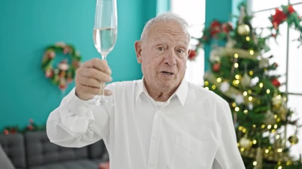 Ένας Γκριζομάλλης Γιορτάζει Χριστούγεννα Πίνοντας Σαμπάνια Μιλώντας Στο Σπίτι — Αρχείο Βίντεο