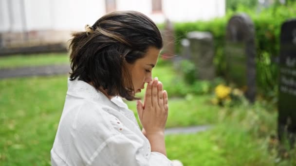 Όμορφη Νεαρή Ισπανίδα Που Προσεύχεται Και Θρηνεί Ταφόπλακα Στο Πάρκο — Αρχείο Βίντεο