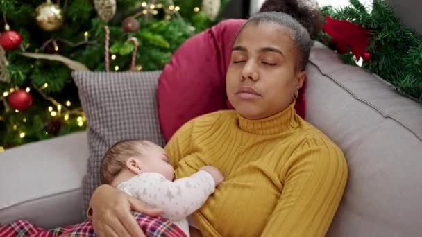Mãe Filho Celebrando Natal Dormindo Sofá Enquanto Amamenta Bebê Casa — Vídeo de Stock