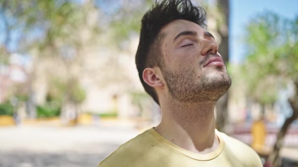 Молодий Іспаномовний Чоловік Посміхається Впевнено Дихає Парку — стокове відео