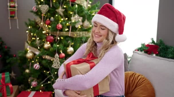 Genç Sarışın Kadın Gülümsüyor Elinde Noel Hediyesi Tutuyor — Stok video