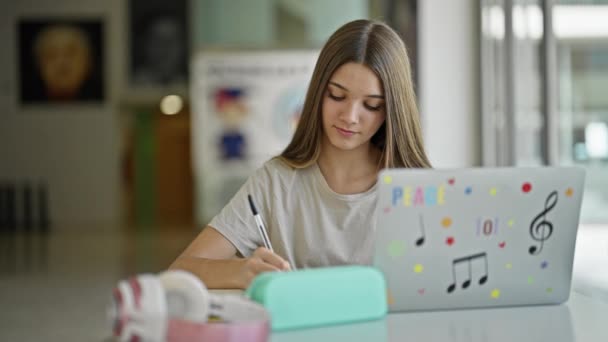 Genç Güzel Bir Kız Bilgisayar Kırıcı Kağıt Kullanıyor Kütüphaneye Üzgün — Stok video