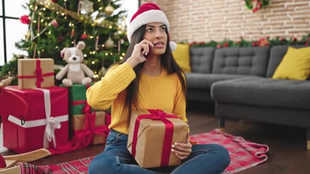 Молода Красива Іспаномовна Жінка Яка Святкує Різдвяні Розмови Смартфоні Вдома — стокове відео