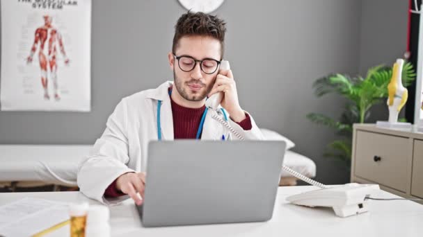 Genç Spanyol Doktor Bilgisayarını Kullanarak Klinikte Telefonla Konuşuyor — Stok video