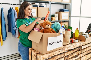 Genç ve güzel İspanyol bir kadın yardım merkezinde dokunmatik ped kullanıyor.