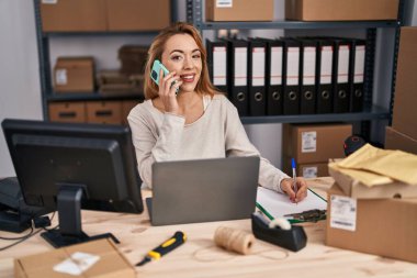 Genç kadın ecommerce busines ofis dokümanlarında akıllı telefon yazılı konuşma