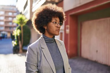 Afro-Amerikan kadın yöneticiler sokakta rahatça duruyorlar.