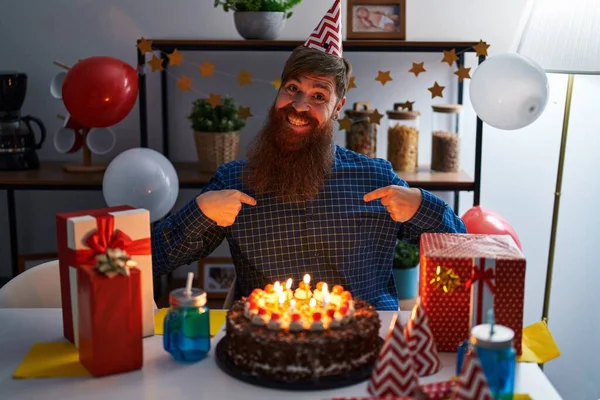 Vit Man Med Långt Skägg Firar Födelsedag Håller Stor Chokladkaka — Stockfoto