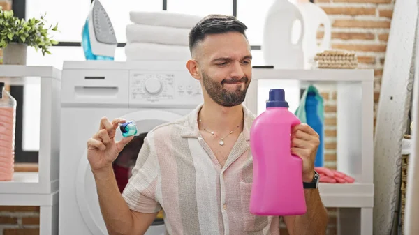 Joven Hombre Hispano Eligiendo Bolsa Detergente Botella Lavandería — Foto de Stock