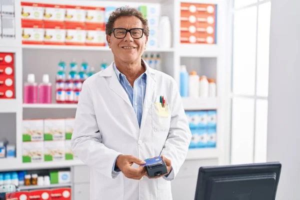 Hombre Mediana Edad Farmacéutico Con Tarjeta Crédito Teléfono Datos Farmacia — Foto de Stock