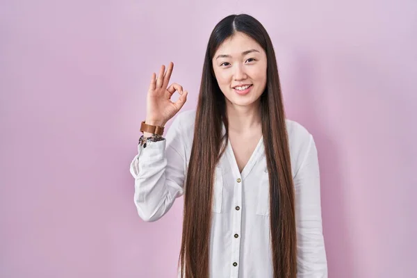 Jovem Chinesa Sobre Fundo Rosa Sorrindo Positivo Fazendo Sinal Com — Fotografia de Stock