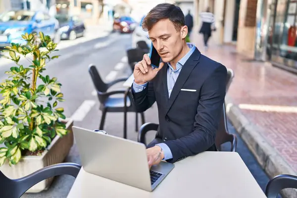 Jovem Trabalhador Negócios Usando Laptop Falando Smartphone Terraço Cafetaria — Fotografia de Stock