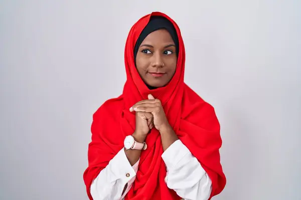 Jovem Árabe Mulher Vestindo Tradicional Islâmico Hijab Cachecol Rindo Nervoso — Fotografia de Stock