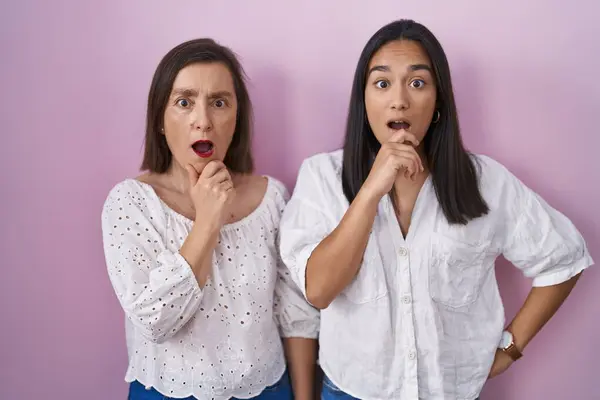 Hispanic Mother Daughter Together Looking Fascinated Disbelief Surprise Amazed Expression — Stock Photo, Image