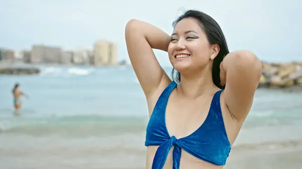 Jeune Femme Chinoise Touriste Portant Bikini Peignage Cheveux Souriant Plage — Photo