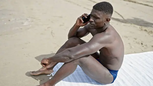 Turista Hombre Afroamericano Sentado Toalla Sin Camisa Hablando Teléfono Inteligente —  Fotos de Stock