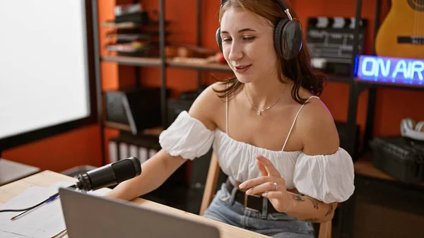 Genç Bayan Radyo Muhabiri Radyo Stüdyosunda Konuşan Kulaklık Takarak Dizüstü — Stok fotoğraf