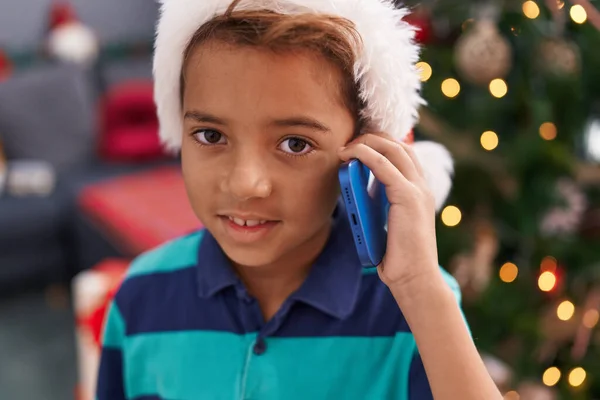 Adorable Garçon Hispanique Parlant Sur Smartphone Debout Près Arbre Noël — Photo