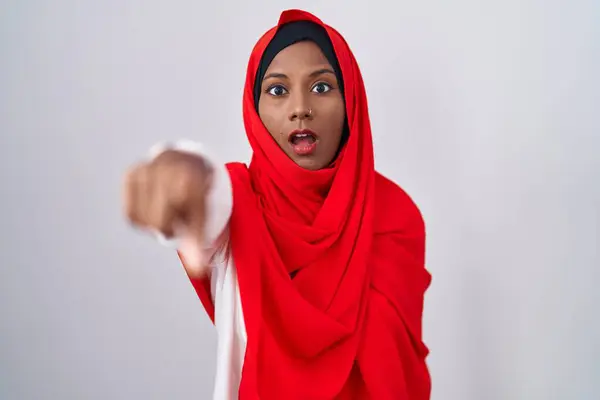 Jeune Femme Arabe Portant Traditionnel Hijab Islamique Écharpe Pointant Avec — Photo