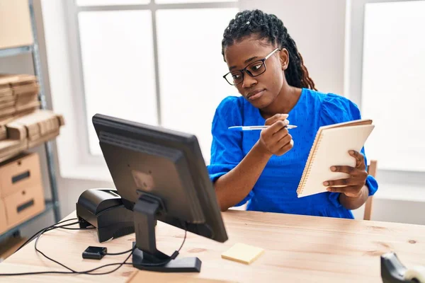 Mujer Afroamericana Comercio Electrónico Trabajador Negocios Utilizando Escritura Computadoras Cuaderno —  Fotos de Stock