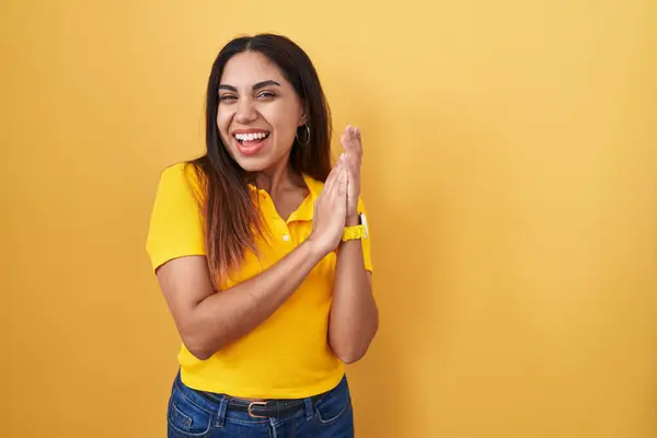 Jovem Árabe Mulher Sobre Fundo Amarelo Batendo Palmas Aplaudindo Feliz — Fotografia de Stock