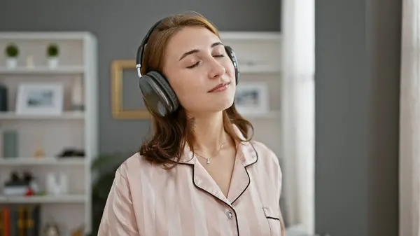 Mujer Joven Escuchando Música Pie Dormitorio — Foto de Stock