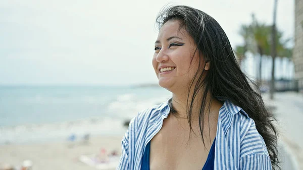 Νεαρή Κινέζα Τουρίστρια Χαμογελαστή Αυτοπεποίθηση Στέκεται Στην Παραλία — Φωτογραφία Αρχείου