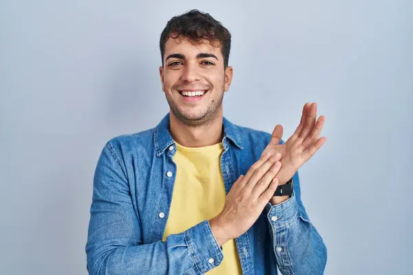 Young Hispanic Man Standing Blue Background Clapping Applauding Happy Joyful — Foto de Stock