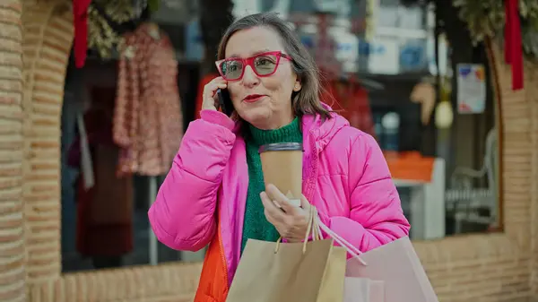 Gri Saçlı Gülümseyen Olgun Spanyol Kadın Elbise Mağazasında Alışverişe Gidiyor — Stok fotoğraf