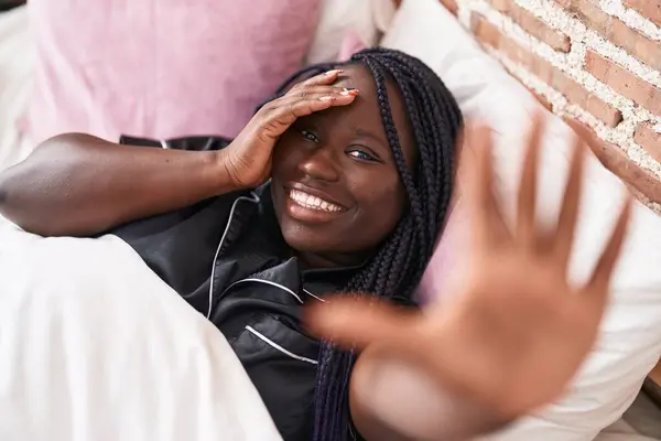 Αφρο Αμερικανίδα Κάνει Φωτογραφικές Χειρονομίες Χέρια Ξαπλωμένα Στο Κρεβάτι Στο — Φωτογραφία Αρχείου