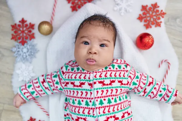 Bedårande Hispanic Barn Ligger Golvet Med Jul Inredning Sovrummet — Stockfoto