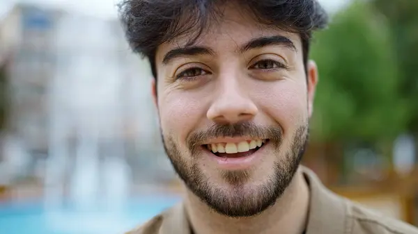 Joven Hombre Hispano Sonriendo Confiado Pie Parque —  Fotos de Stock