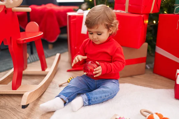 Adorable Niño Hispano Sosteniendo Decoración Bola Navidad Sentado Suelo Casa — Foto de Stock
