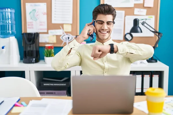 Genç Spanyol Adamı Akıllı Telefondan Konuşuyor Ofise Bakıyor — Stok fotoğraf