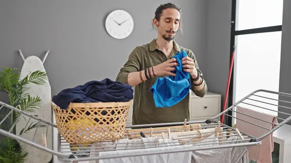 Jonge Spaanse Man Hangend Kleren Aan Waslijn Wasruimte — Stockfoto