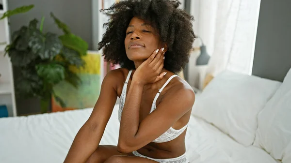 Африканская Американка Сидящая Кровати Выглядит Сексуально Серьезным Лицом Спальне — стоковое фото