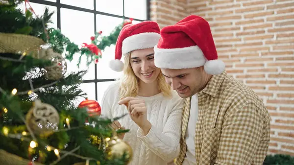 Hombre Mujer Pareja Decorando Árbol Navidad Casa —  Fotos de Stock