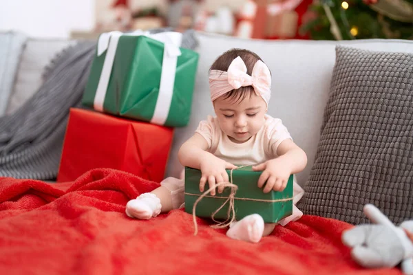 Adorabile Regalo Natale Apertura Del Bambino Seduto Sul Divano Casa — Foto Stock