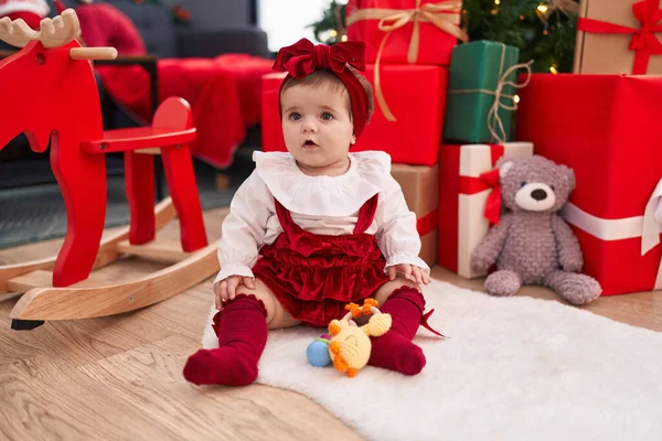 Adorable Niño Rubio Sentado Suelo Por Regalos Navidad Casa — Foto de Stock