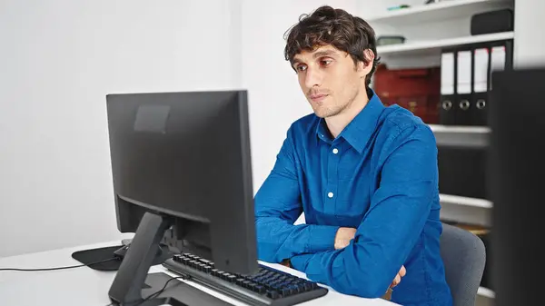 Jonge Spaanse Zakenman Die Computer Gebruikt Die Kantoor Werkt — Stockfoto
