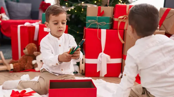Sevimli Çocuklar Noel Evde Hediye Paketlerini Açarak Kutluyor — Stok fotoğraf