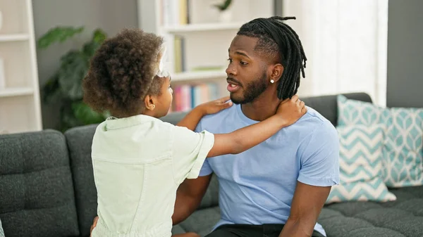 Afro Américain Père Fille Souriant Confiant Assis Sur Canapé Parler — Photo