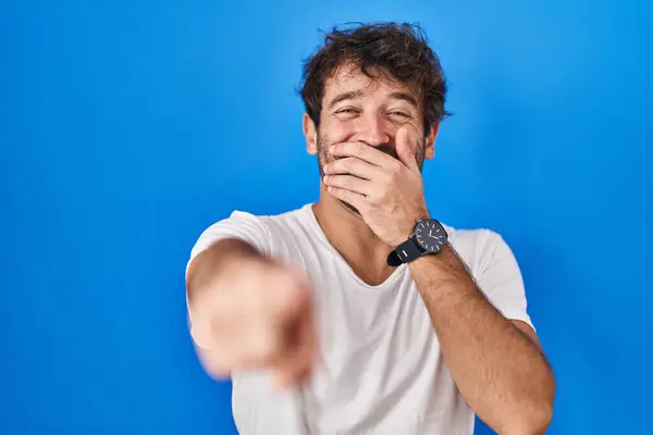 Hispanic Young Man Standing Blue Background Laughing You Pointing Finger — Stock Photo, Image